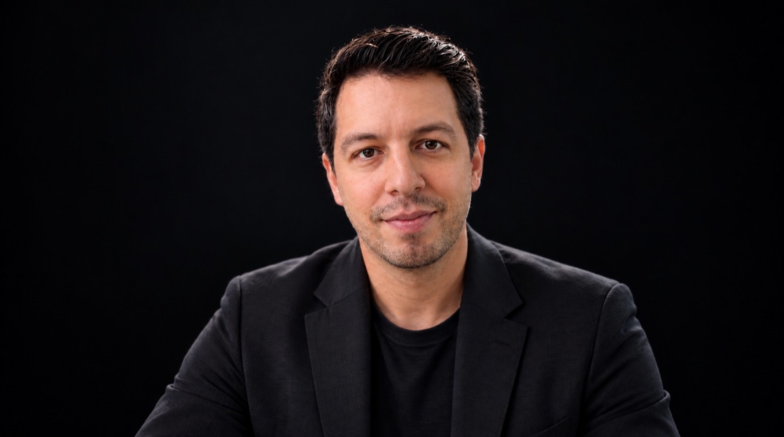 Juan Carlos del Valle, retrato sobre fondo negro